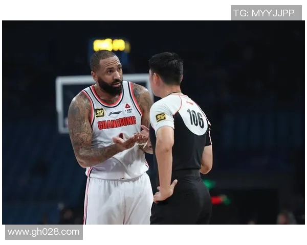 吉伦沃特因扔座凳和挑衅观众被禁赛一场并罚款五万元