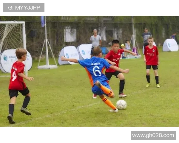 快乐儿童足球赛精彩瞬间尽在此视频中尽情享受运动的乐趣与友谊